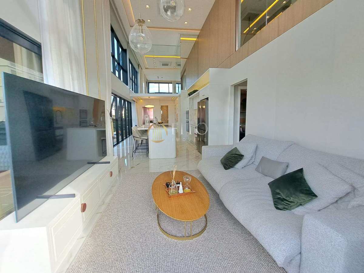 Apartamento de luxo, duplex, decorado com três dormitórios a 50m da praia de Jurerê