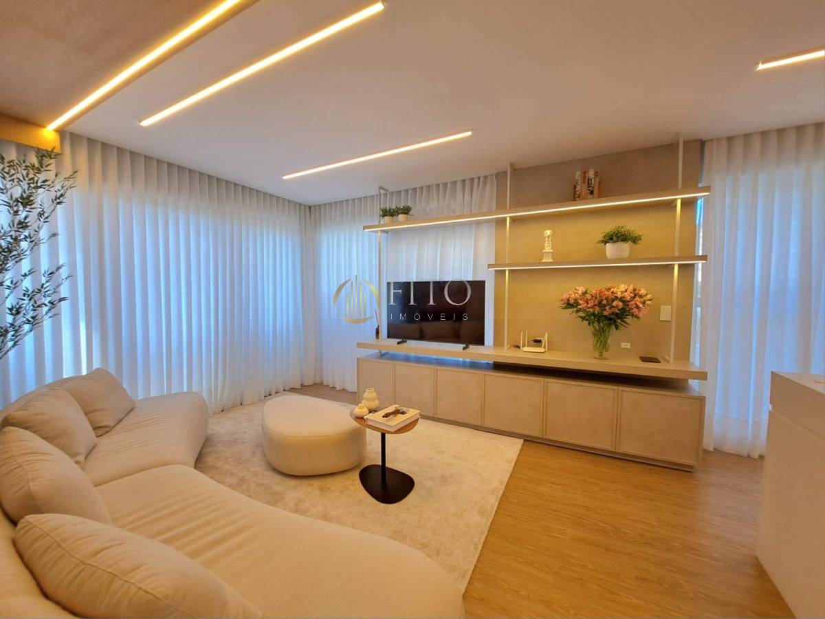 Apartamento decorado de 2d à venda, 90m da praia em Jurerê.