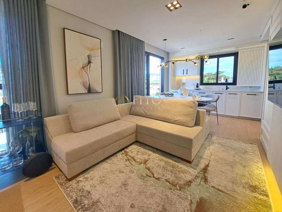 Apartamento duplex decorado de 2 dormitórios, a 50m da praia em Jurerê