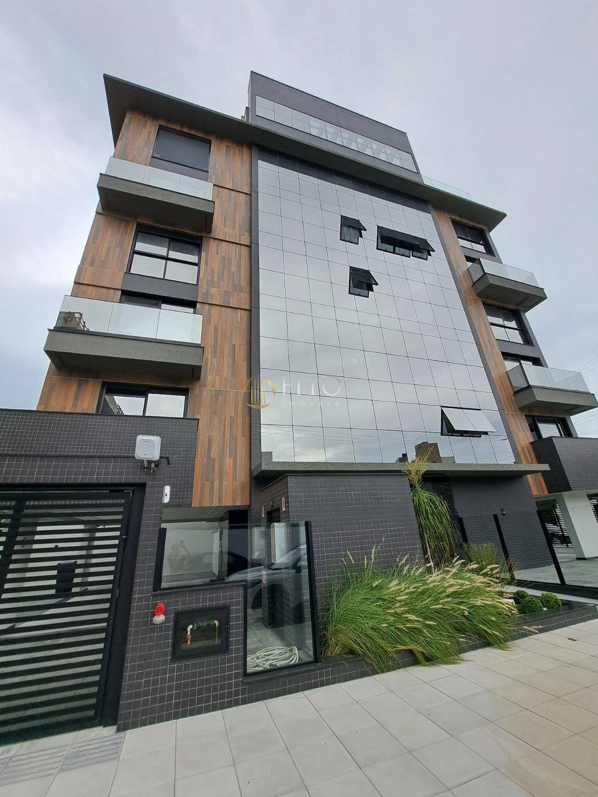 Apartamento duplex decorado de duas suítes, 90m do mar.